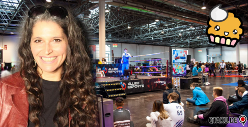 Petra Scheeser auf einem Hintergrund der Dokomi mit einem Maskottchen